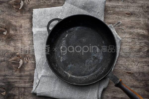 纺织品餐巾纸上的空黑色铸铁煎锅